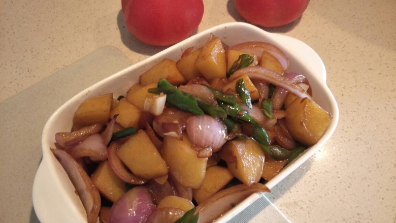 洋葱炒土豆~,1.<a style='color:red;display:inline-block;' href='/shicai/ 23'>土豆</a>切块，放在锅里煮到熟，盛出
2. 炒<a style='color:red;display:inline-block;' href='/shicai/ 29'>洋葱</a>，倒入<a style='color:red;display:inline-block;' href='/shicai/ 23'>土豆</a>和辣椒