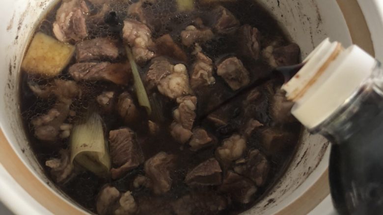 炖牛肉,差不多熟时再加入酱油 盐调味