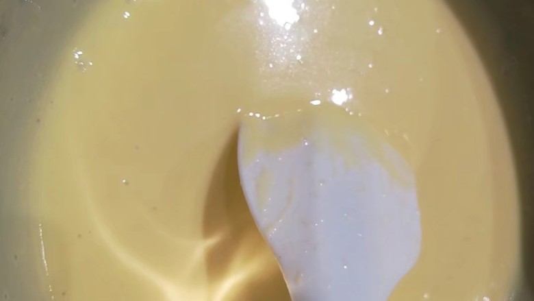 酥皮泡芙,离火,加入过筛的低筋面粉,用打蛋器快速搅拌均匀
