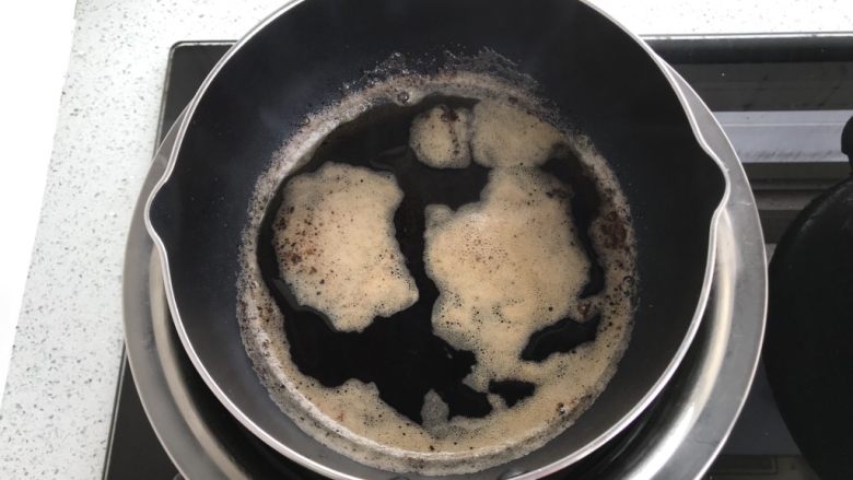 咖啡大杏仁费南雪,马上关火,将奶锅坐到事先准备好的凉水盆中隔水降温。