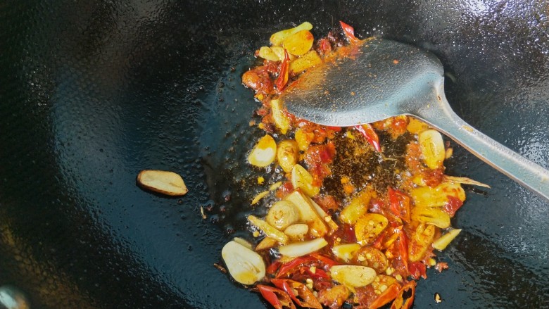 啤酒小龙虾,豆瓣酱炒出红油,放入<a style='color:red;display:inline-block;' href='/shicai/ 86474'>干辣椒</a>。