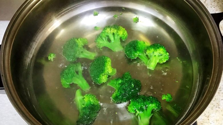 鸡蛋新吃法-双色蛋卷,锅内倒入适量清水煮沸,把西兰花焯熟