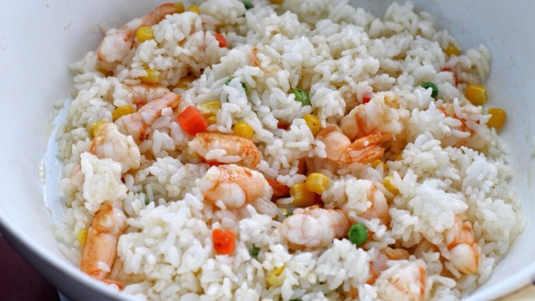 虾仁蛋炒饭,接着放入米饭炒散,然后不停的翻炒两分钟。米饭一定要用<a style='color:red;display:inline-block;' href='/shicai/ 6501'>剩米饭</a>,新蒸的米饭水分太大,吃起来发粘