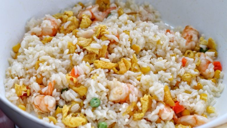 虾仁蛋炒饭,待米饭颗粒分明的时候放入炒好的鸡蛋翻炒均匀,再按照个人口味调入盐,我加了两克盐感觉咸度正好。但是不要放生抽类的,颜色发黑就不好看了