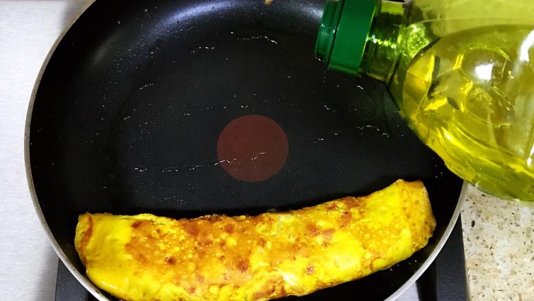 鸡蛋新吃法-双色蛋卷,表面稍凝固后卷起,移位到平底锅一头,再倒入适量的<a style='color:red;display:inline-block;' href='/shicai/ 851'>橄榄油</a>