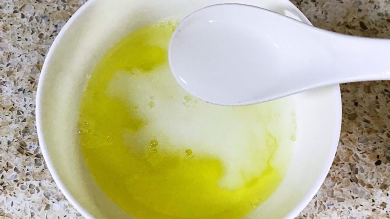 鸡蛋新吃法-双色蛋卷,蛋清中加入适量的盐,倒入另一半的玉米淀粉液搅匀