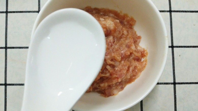 锅贴这样做,好吃到舔屏,搅拌均匀后,分多次慢慢加入水,每次都要吸收了再加下一次的水。