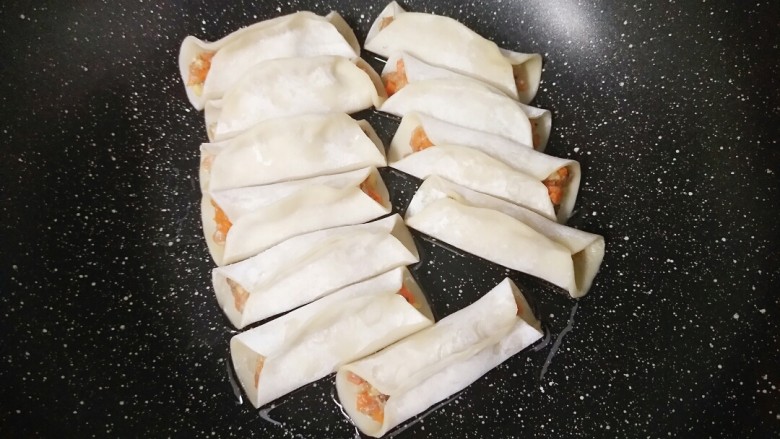 锅贴这样做,好吃到舔屏,锅内放少许油,把锅贴全部码在锅里,最后再开小火慢慢煎。