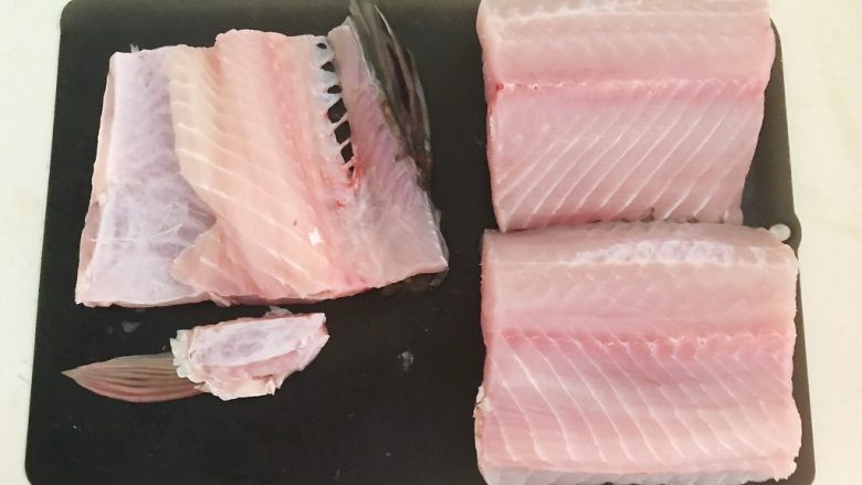 家常美味酸菜鱼,把鱼肉和鱼骨分离,鱼骨剁成小段