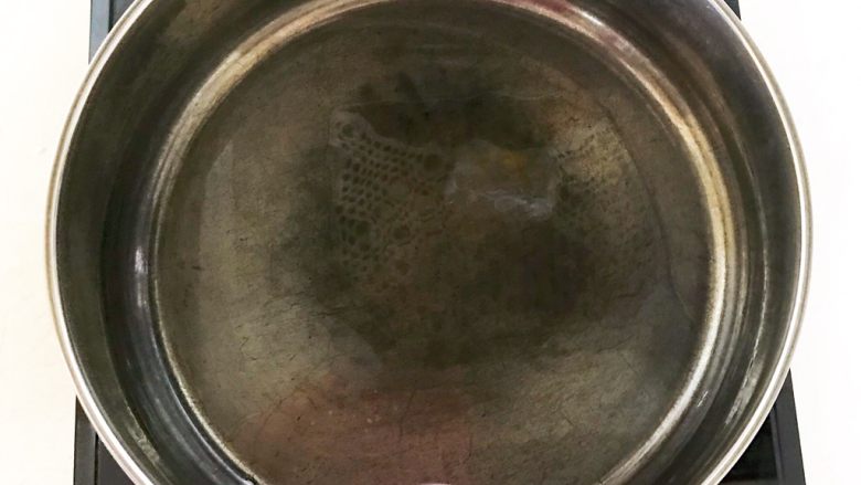 家常美味酸菜鱼,另起锅,锅里加入1勺大豆色拉油
