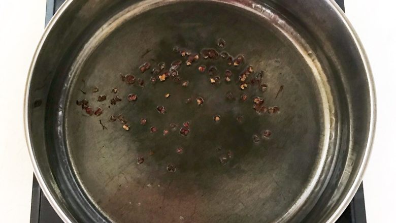 家常美味酸菜鱼,加入花椒粒,烧制大豆色拉油微微冒烟