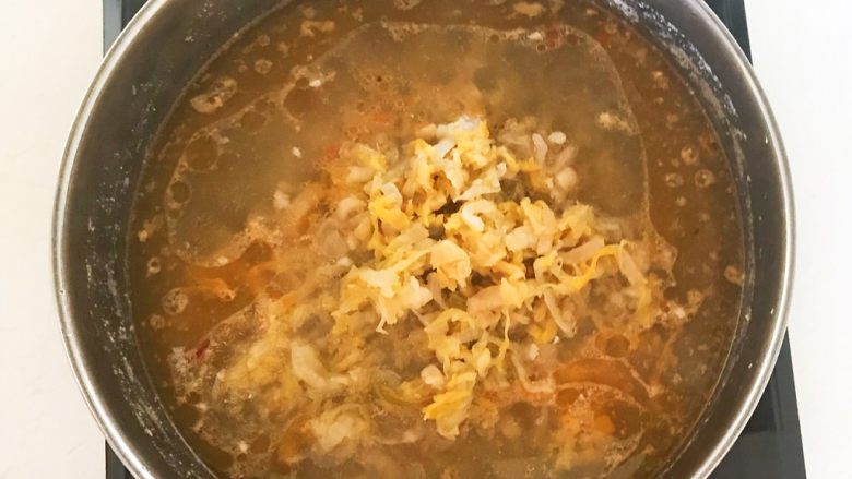 家常美味酸菜鱼,加入酸菜,烧开后煮10分钟