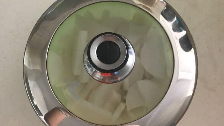 开胃小菜 酸辣脆爽的白萝卜,盖上盖子,腌制2个小时