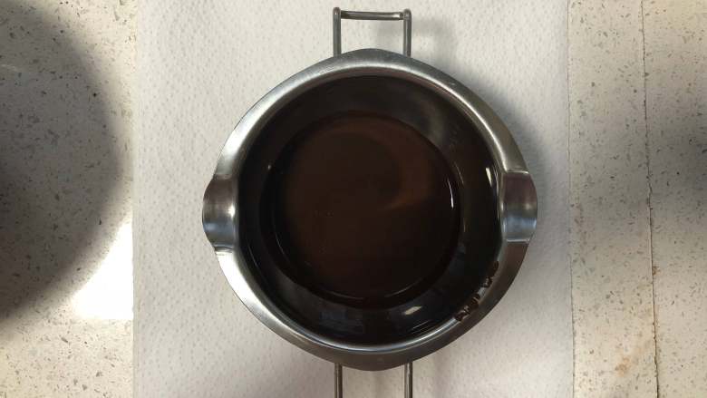 低油健康 味道浓郁的朗姆酒可可戚风蛋糕 高比克 GXT60制作,先找一个容器把过筛后的<a style='color:red;display:inline-block;' href='/shicai/ 920'>可可粉</a>倒入,再用热开水冲进去,搅拌均匀,放一旁冷却备用。