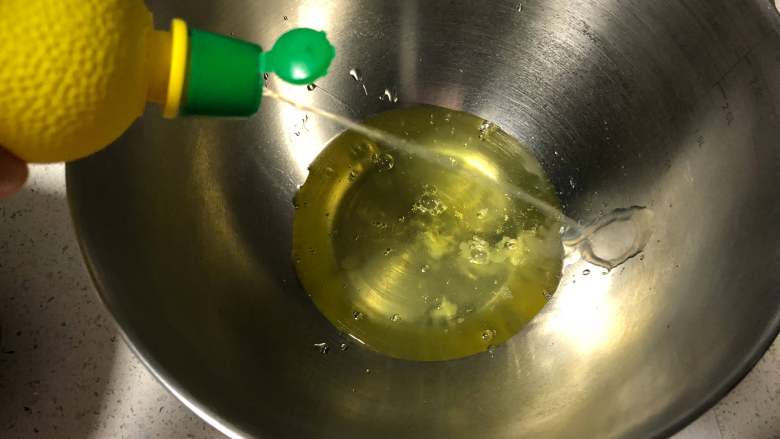 低油健康 味道浓郁的朗姆酒可可戚风蛋糕 高比克 GXT60制作,蛋白里滴入数滴<a style='color:red;display:inline-block;' href='/shicai/ 919'>柠檬汁</a>,再放盐。