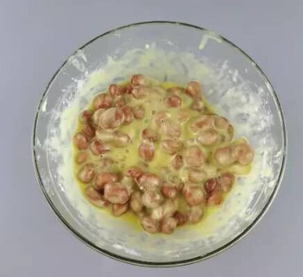 满口酥花生,用筷子充分搅拌均匀
