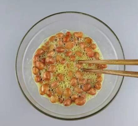满口酥花生,用筷子稍微搅拌几下,将鸡蛋打散