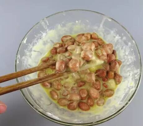 满口酥花生,拌好的状态是花生米都均匀裹上了糊