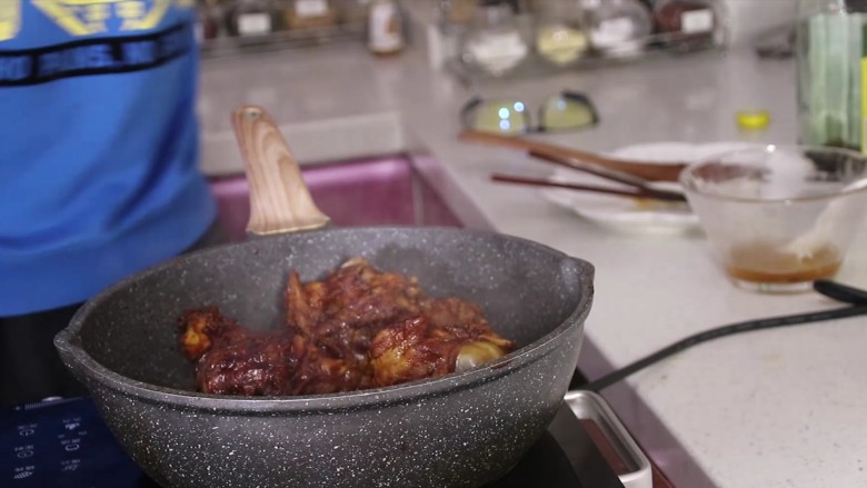 红烧猪排骨,40分钟后汤汁浓稠色泽红润,盛出即可