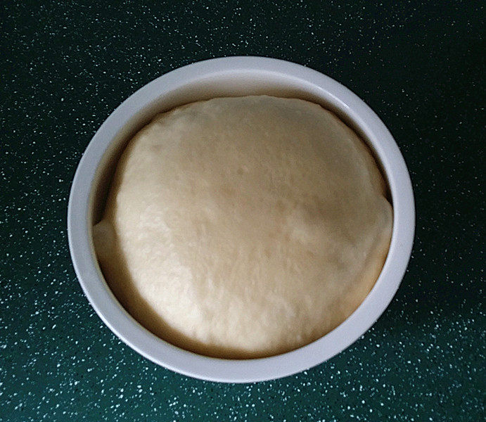 紫薯花面包#冷藏发酵法#,送至冰箱冷藏过夜,即采用冷藏发酵法来发酵面团,次日上午操作前取出