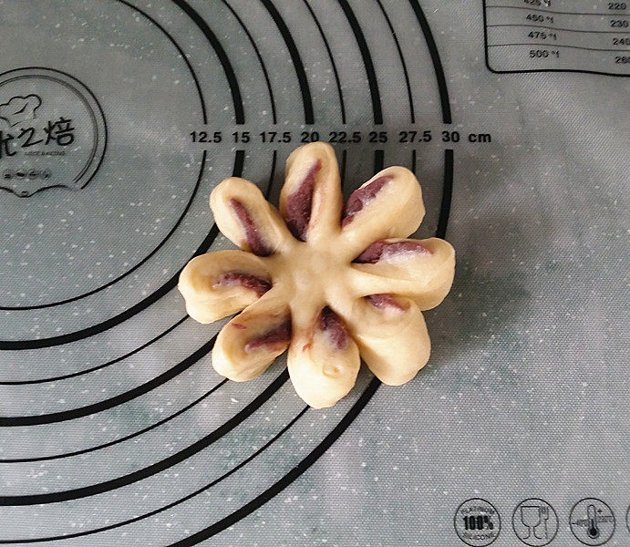 紫薯花面包#冷藏发酵法#,将每片切面顺同一个方向,轻轻向上翻转