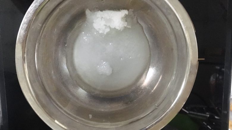 提拉米苏,把45g细砂糖和15ml水放在一起煮成糖浆。(煮的时候要不断搅拌)