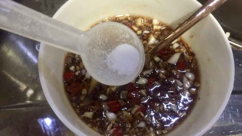 晨游百花林,朱朱兼白白➕剁椒蒜蓉蒸金针菇,加入适量纯净水,搅拌均匀,尝下咸淡,根据个人口味添加少许盐