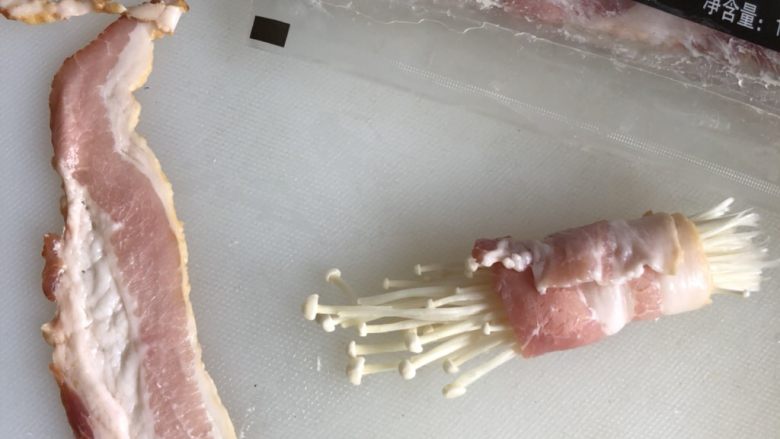 培根金针菇,用<a style='color:red;display:inline-block;' href='/shicai/ 443'>培根</a>包裹<a style='color:red;display:inline-block;' href='/shicai/ 234'>金针菇</a>