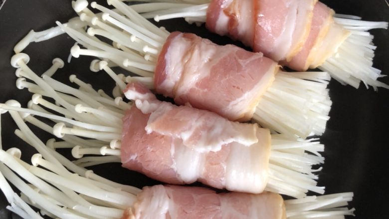 培根金针菇,直接放入不粘锅煎（不用放油）