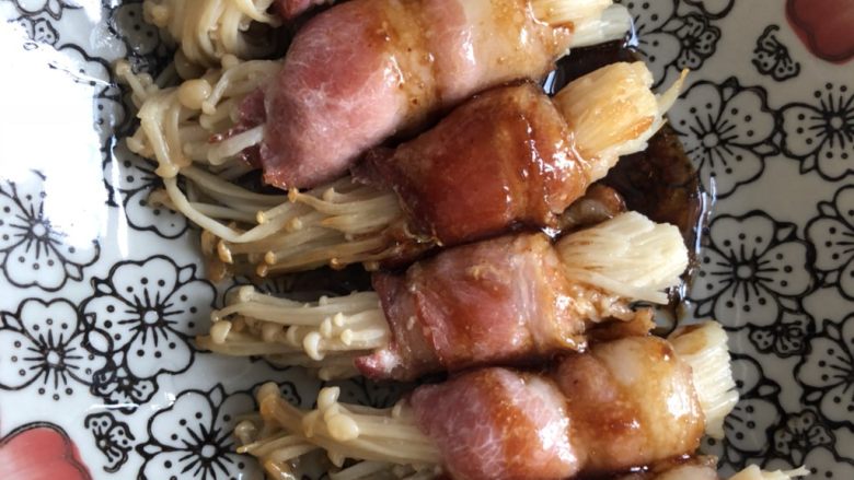 培根金针菇,汁浇在摆盘的培根金针菇上！