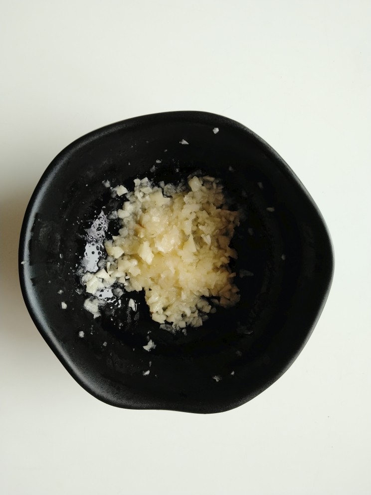 蒜泥荷兰豆,把拍碎的蒜瓣捣成蒜泥(我是用擀面杖的头捣的蒜泥)。