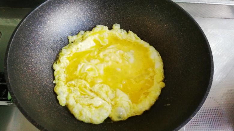 韭菜鸡蛋饺子,炒锅入油烧热,倒入蛋液,待蛋液凝固,用木铲划散切碎