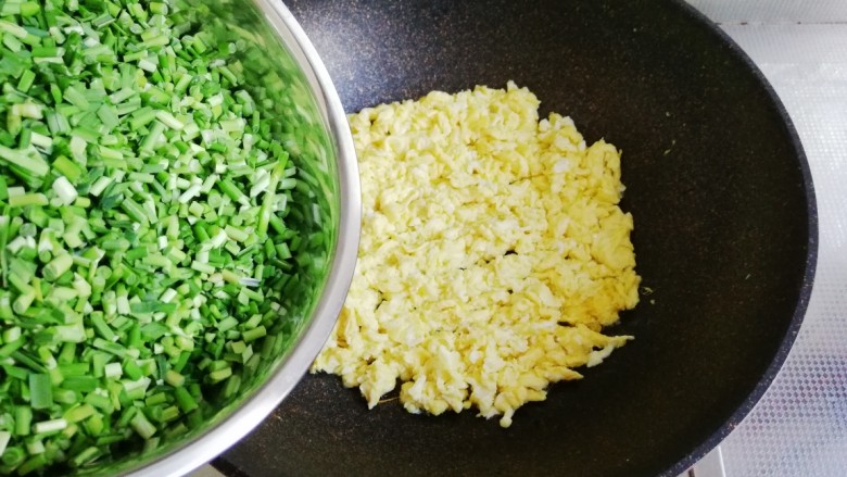 韭菜鸡蛋饺子,调中小火,倒入韭菜翻炒
