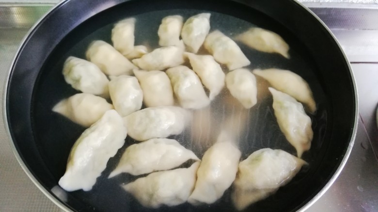 韭菜鸡蛋饺子,锅入水烧开，下入饺子，用勺子轻轻推开，煮开两次(约10分钟左右)