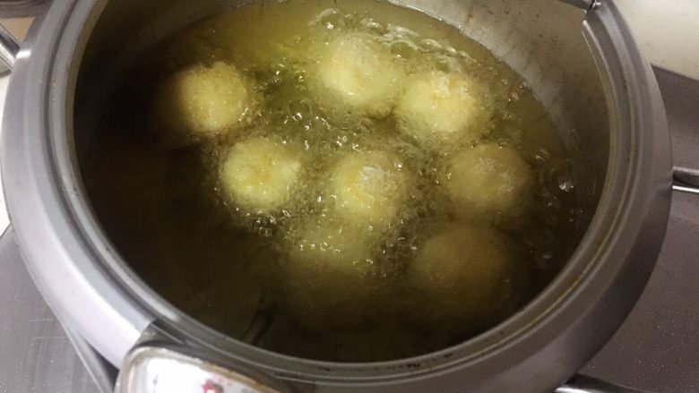 芝士土豆球——土豆的N种吃法2,入油锅,小火炸