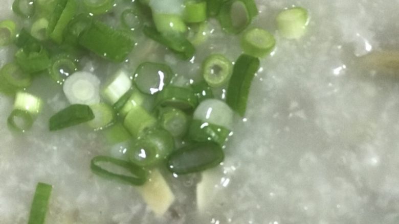 皮蛋瘦肉粥,出锅前撒入小葱末