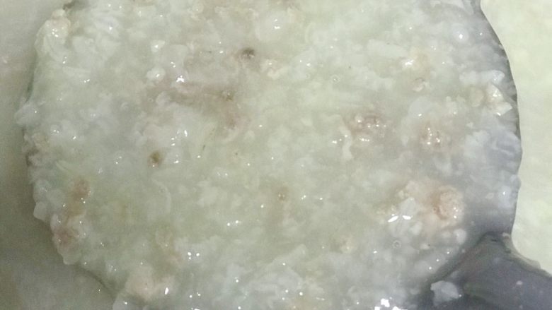 皮蛋瘦肉粥,下入肉粒