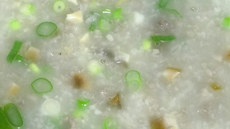 皮蛋瘦肉粥,加盐，<a style='color:red;display:inline-block;' href='/shicai/ 756'>鸡精</a>，胡椒粉，香油