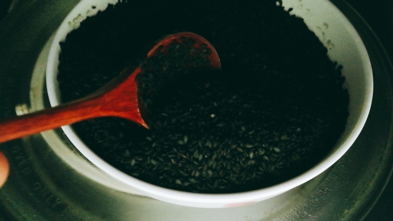 
烤黄豆版芝麻蓝莓豆奶
美颜降脂效果大不同
,入微波炉高火加热2分钟，用勺子翻拌以受热均匀，重复以上步骤3次(每次都注意观察烘烤后的情况，调节烘烤时间，避免烘烤过度烧焦)