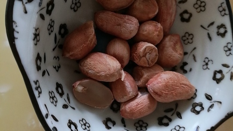 
烤黄豆版芝麻蓝莓豆奶
美颜降脂效果大不同
,每次取一小碟