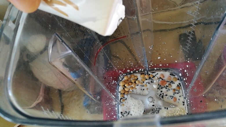 
烤黄豆版芝麻蓝莓豆奶
美颜降脂效果大不同
,将以上材料倒入破壁搅拌机中，加入250克<a style='color:red;display:inline-block;' href='/shicai/ 219'>牛奶</a>