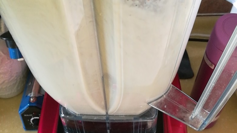 
烤黄豆版芝麻蓝莓豆奶
美颜降脂效果大不同
,打成无颗粒豆奶