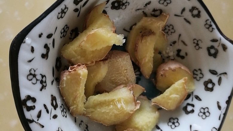 
烤黄豆版芝麻蓝莓豆奶
美颜降脂效果大不同
,<a style='color:red;display:inline-block;' href='/shicai/ 2800'>生姜</a>切块