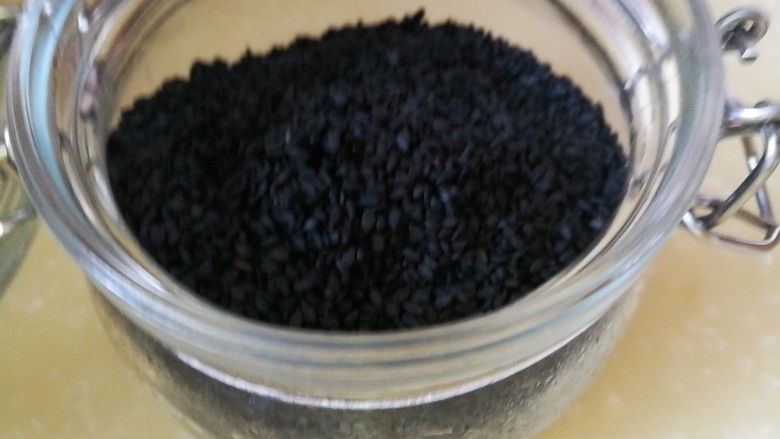 
烤黄豆版芝麻蓝莓豆奶
美颜降脂效果大不同
,装入密封罐