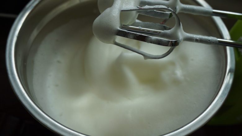 芒果杯子蛋糕,先做蛋糕:蛋清和蛋黄分离,然后在蛋清里滴入几滴<a style='color:red;display:inline-block;' href='/shicai/ 919'>柠檬汁</a>用打蛋器打至起大鱼眼