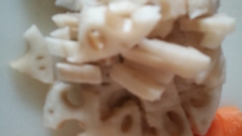 瘦身午餐,鸡肉胡萝卜莲藕,莲藕切丁