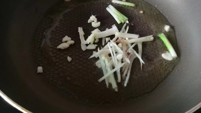 瘦身午餐,鸡肉胡萝卜莲藕,锅中热油至七成,加入葱姜蒜爆香