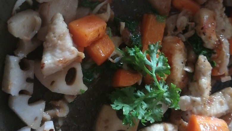 瘦身午餐,鸡肉胡萝卜莲藕,加入欧芹,翻炒起锅
