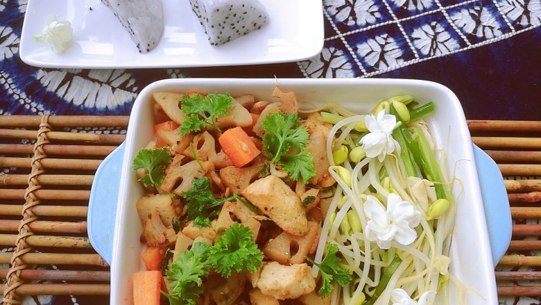瘦身午餐,鸡肉胡萝卜莲藕,这一道食材多样又营养丰富的午餐便当,搭配一碗杂粮米饭,总摄入热量不高,膳食纤维丰富,很适合作为瘦身午餐。