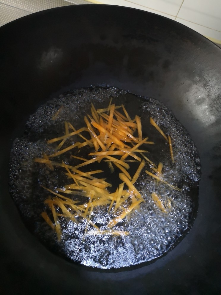 凉拌海蜇丝,水烧开,烫五秒左右